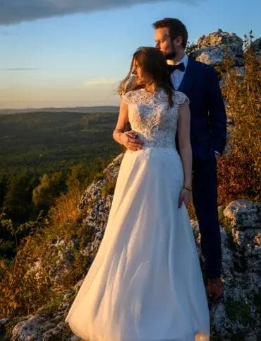 Para młoda w górach